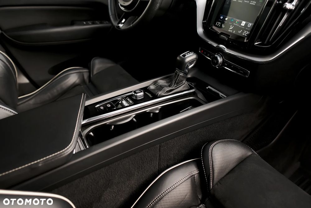 Volvo XC 60 T6 AWD Geartronic RDesign - 28
