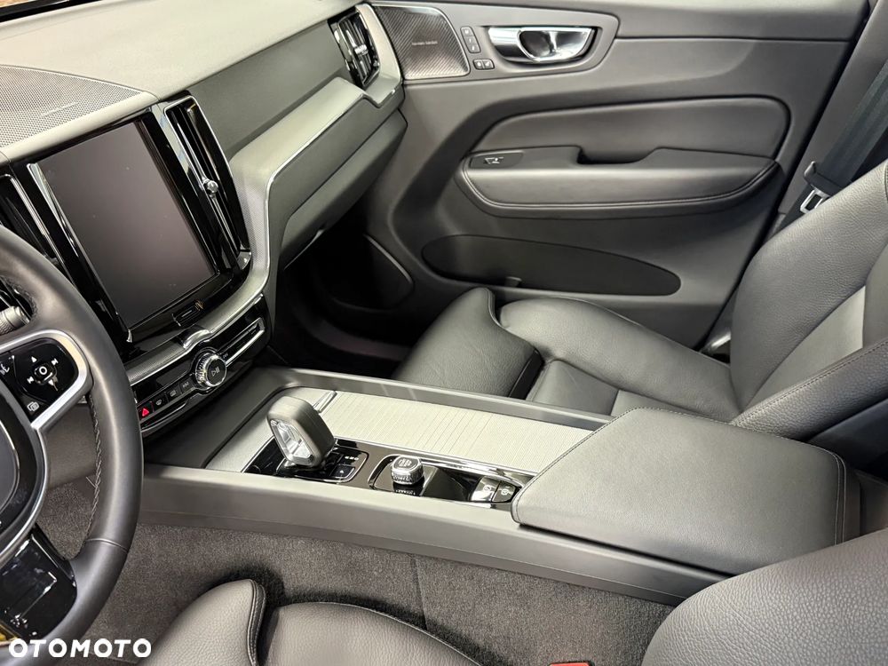 Volvo XC 60 B4 D AWD Geartronic Momentum Pro - 29