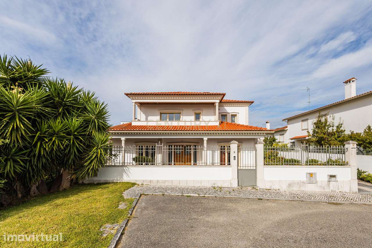Moradia Exclusiva com Piscina, Jardim e Áreas Amplas - Grande imagem: 2/39