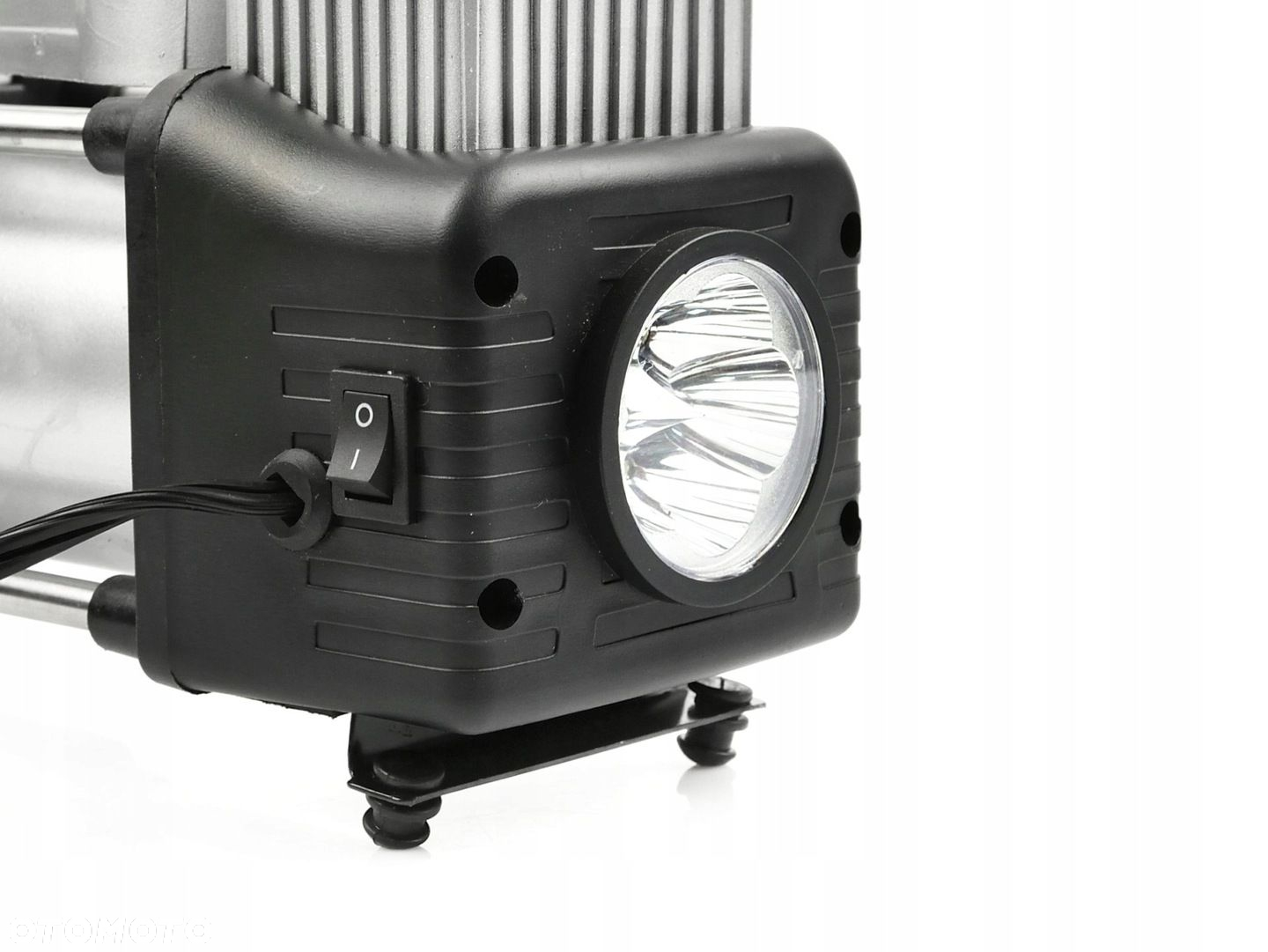 KOMPRESOR SAMOCHODOWY Z MANOMETRTEM 12V POMPKA SPRĘŻARKA 250W  NASADKI LED - 7