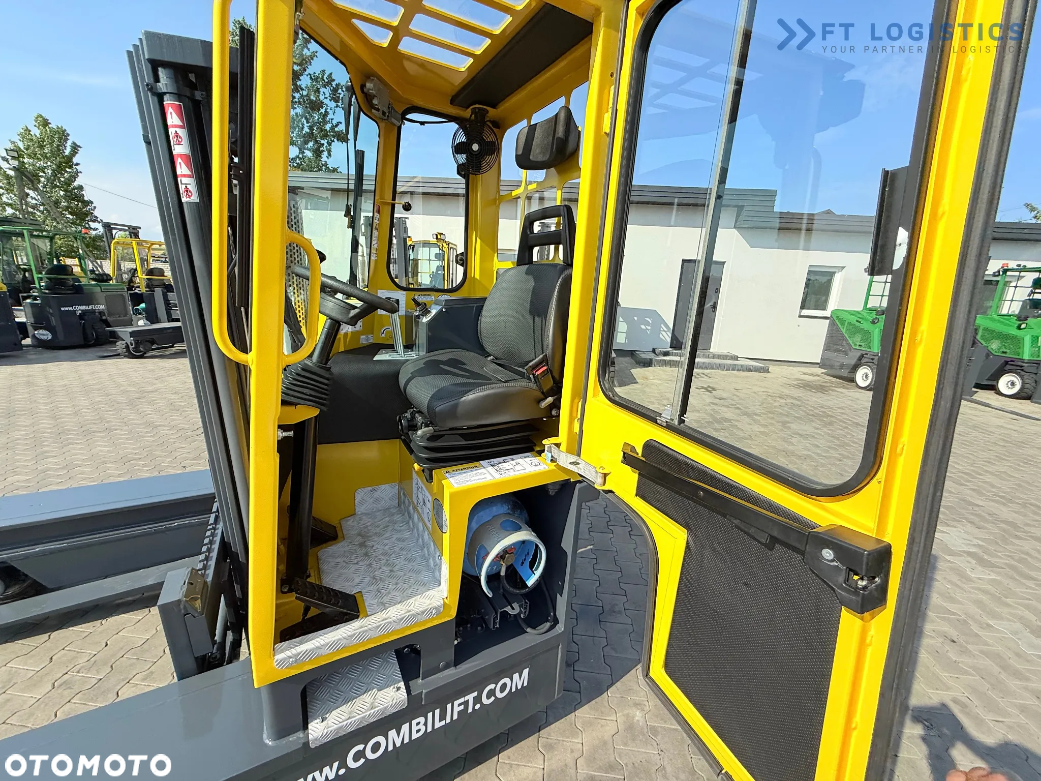 Combilift C3000 / GAS / TRIPLEX - 4900MM / JEDYNE 1537 MTH / POZYCJONER WIDEŁ / KABINA / JAK NOWY - 10