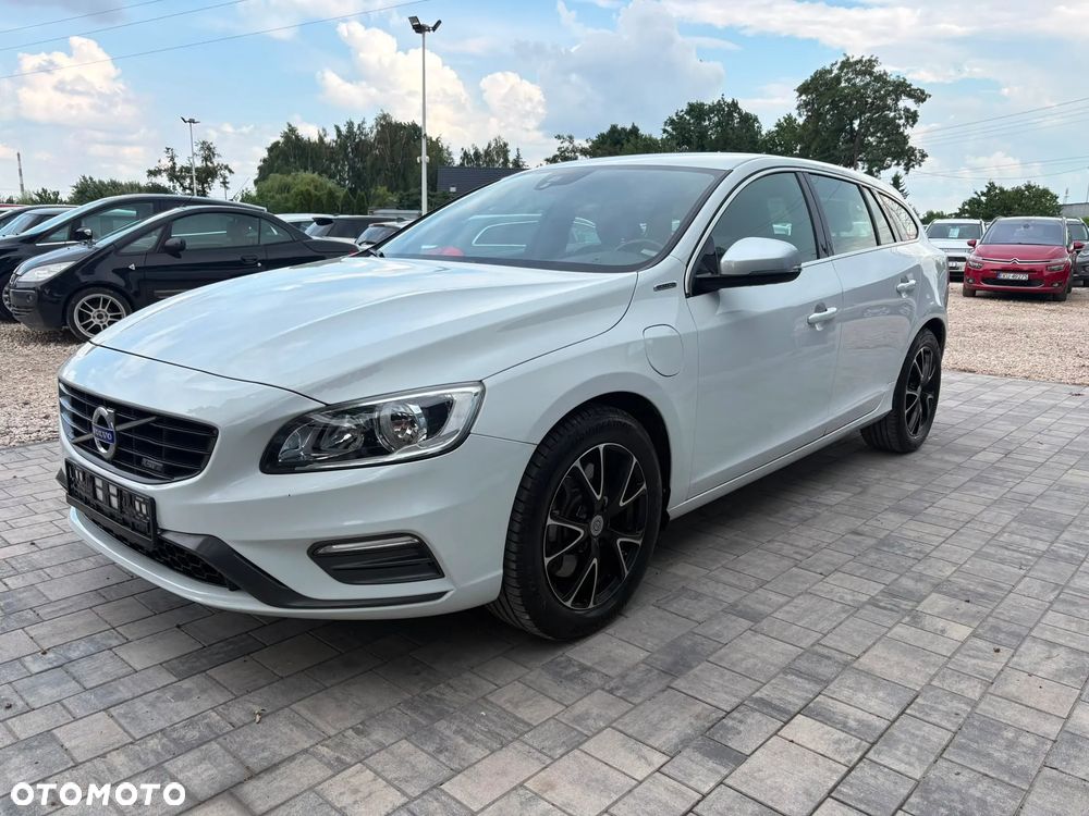 Volvo V60 D6 AWD Plug-in Hybrid R-Design Momentum - 3