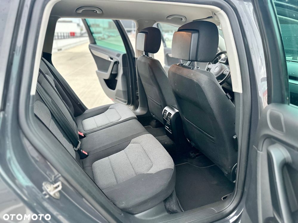 Volkswagen Passat 1.6 TDI DPF BlueMot Highline - 9