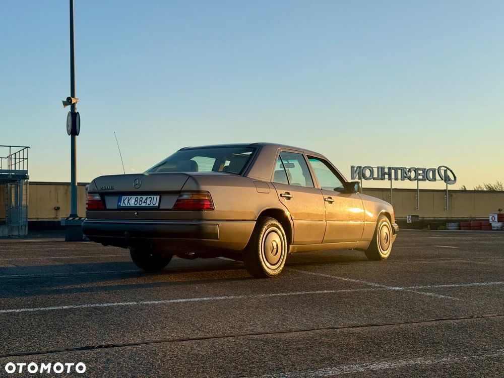 Mercedes-Benz W124 1990 photo 2