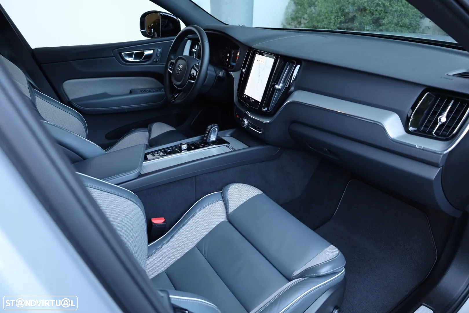 Volvo XC 60 2.0 B4 Plus Dark - 51