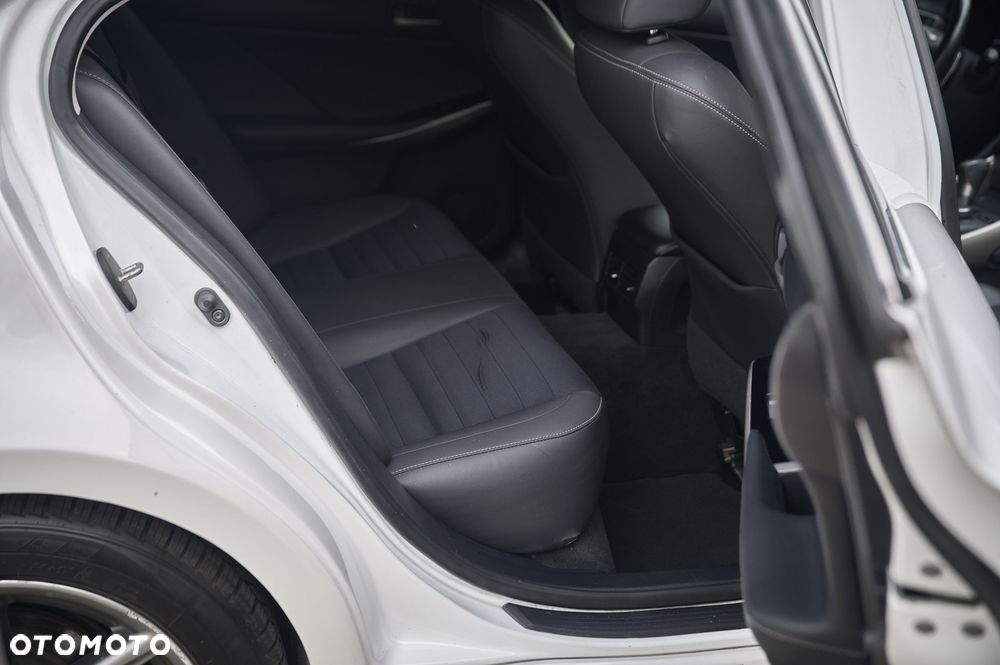 Lexus IS 200t / 300 F Sport - 24