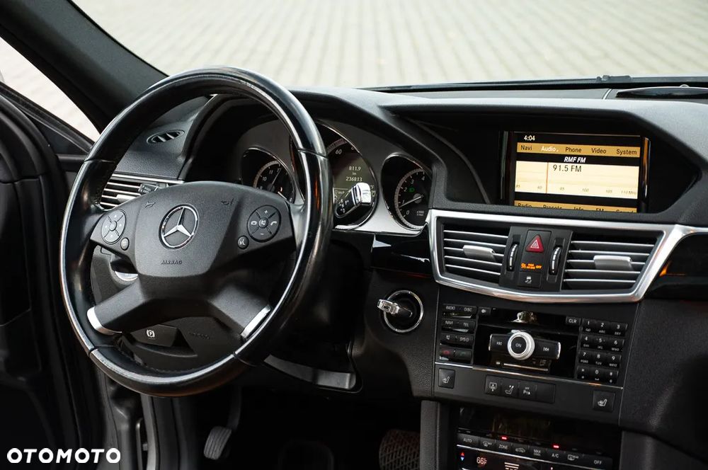 Mercedes-Benz Klasa E 350 T 4Matic 7G-TRONIC - 31