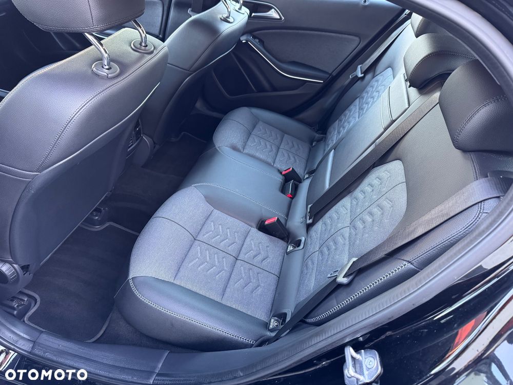 Mercedes-Benz GLA 200 7G-DCT UrbanStyle Edition - 28