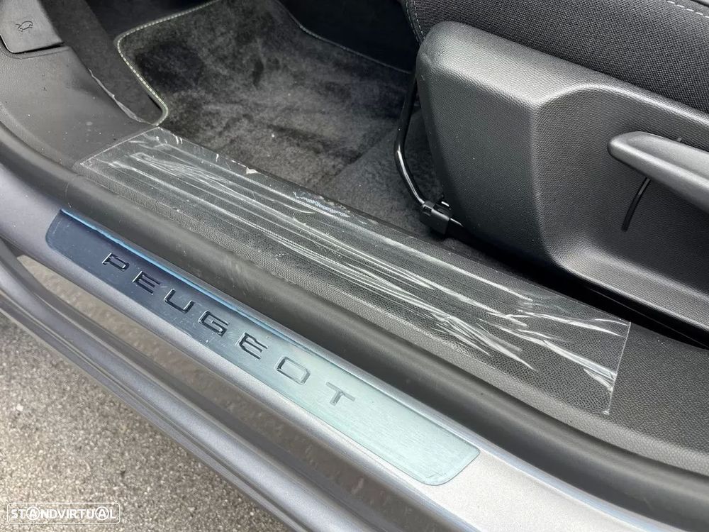 Peugeot e-2008 50 kWh GT - 27