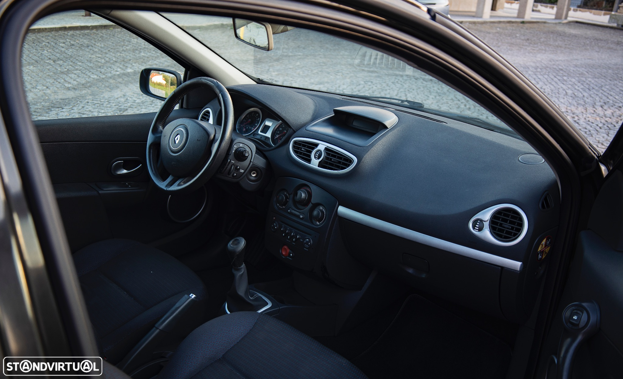 Renault Clio 1.2 16V Confort Authentique - 14