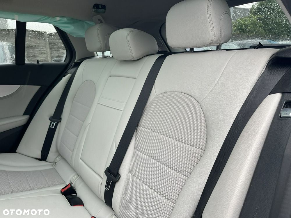Mercedes-Benz Klasa C 400 4Matic 9G-TRONIC Avantgarde - 11
