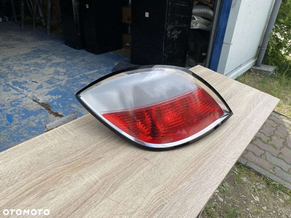 LAMPA TYLNA LEWA OPEL ASTRA III H HB 24451835 - 1