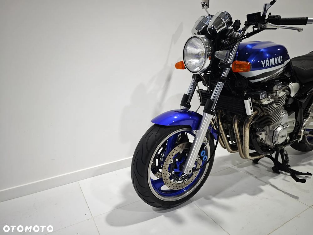Yamaha XJR - 18