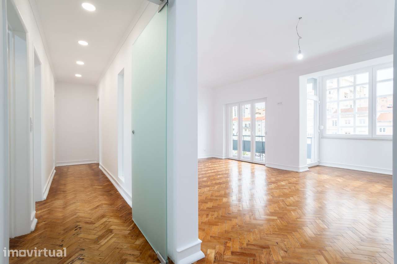 Apartamento T3 Remodelado junto à Av. de Roma - Grande imagem: 2/37