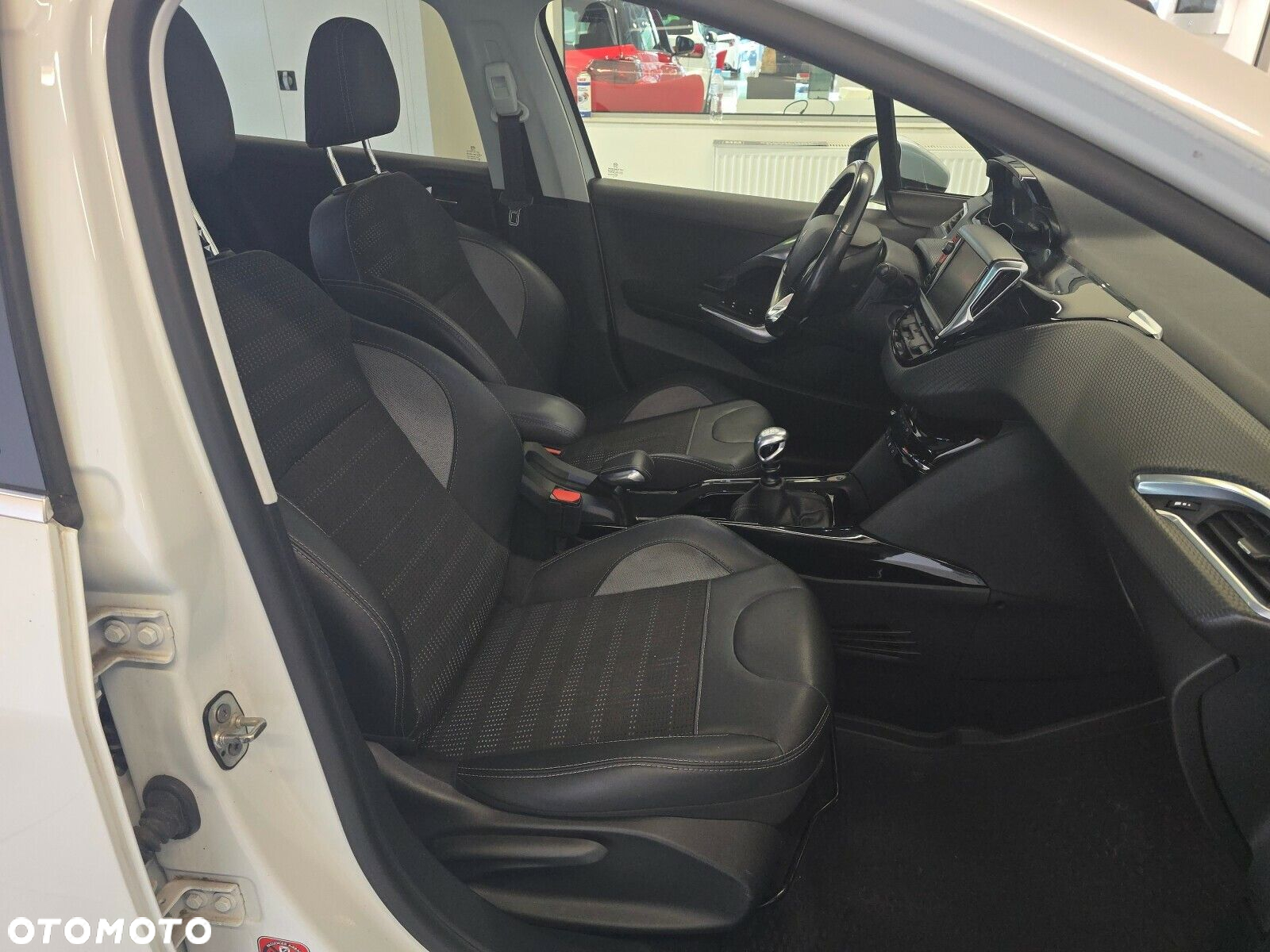 Peugeot 2008 1.2 Pure Tech GPF Allure S&S - 12