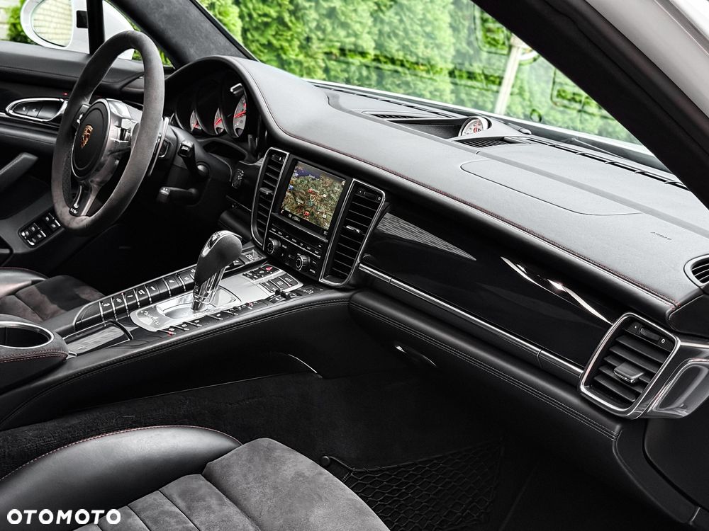 Porsche Panamera GTS PDK - 38