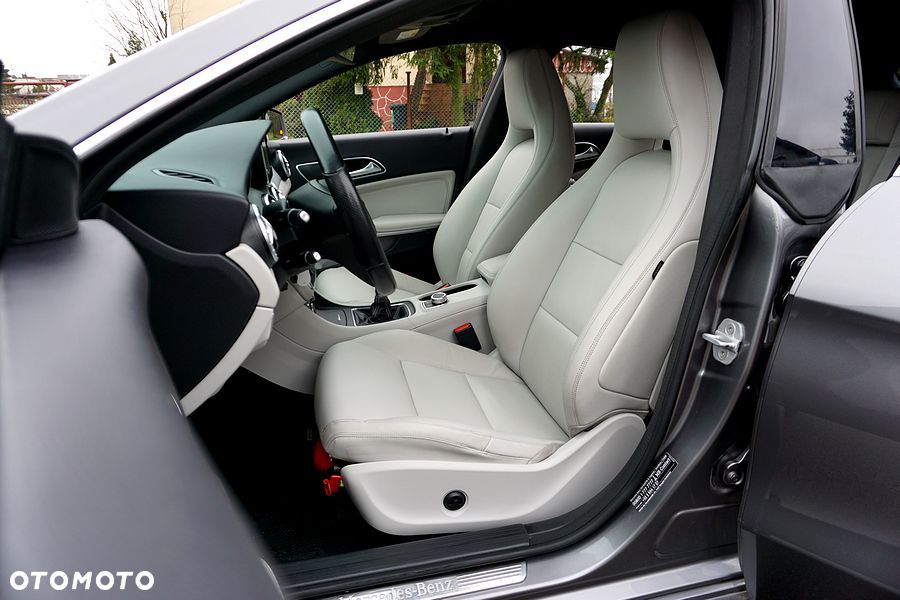 Mercedes-Benz CLA 180 Peak Edition - 17