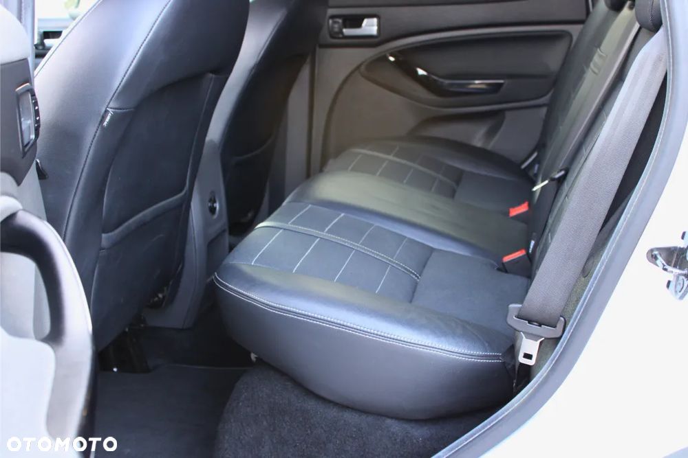 Ford Kuga 2.0 TDCi 2x4 Titanium - 16