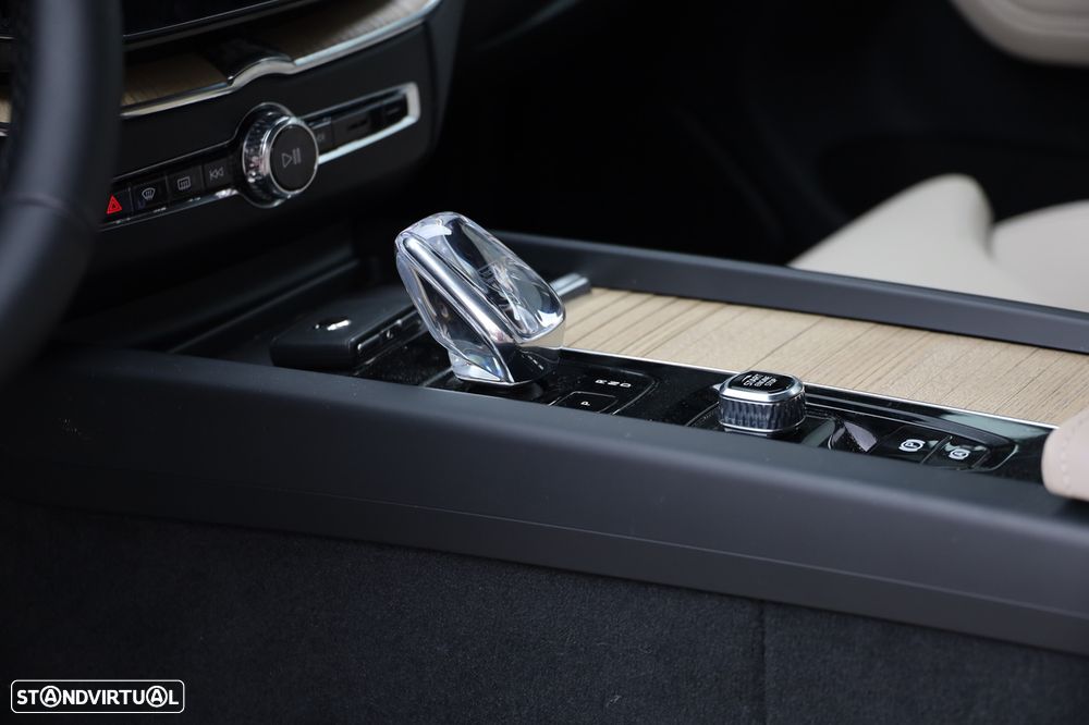 Volvo XC 60 2.0 T6 PHEV Plus Dark AWD - 17