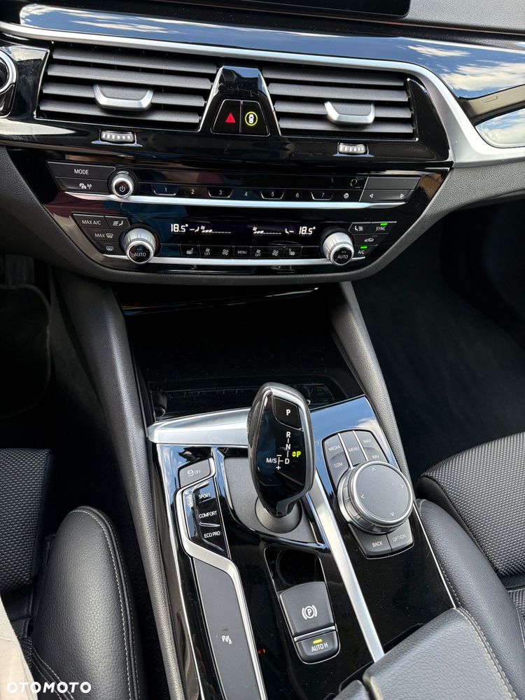 BMW Seria 5 520i Sport Line - 15