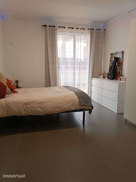 Moradia T3+1 com rooftop e espaços únicos em Freiria - Grande imagem: 3/12