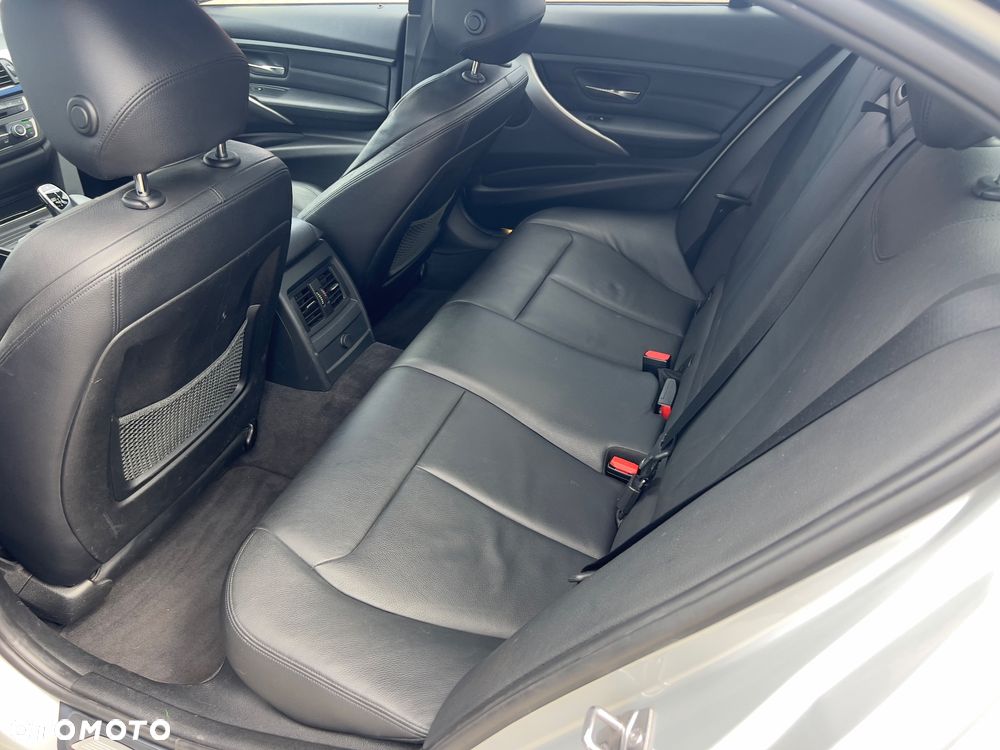 BMW Seria 3 335i Sport-Aut Luxury Line - 31