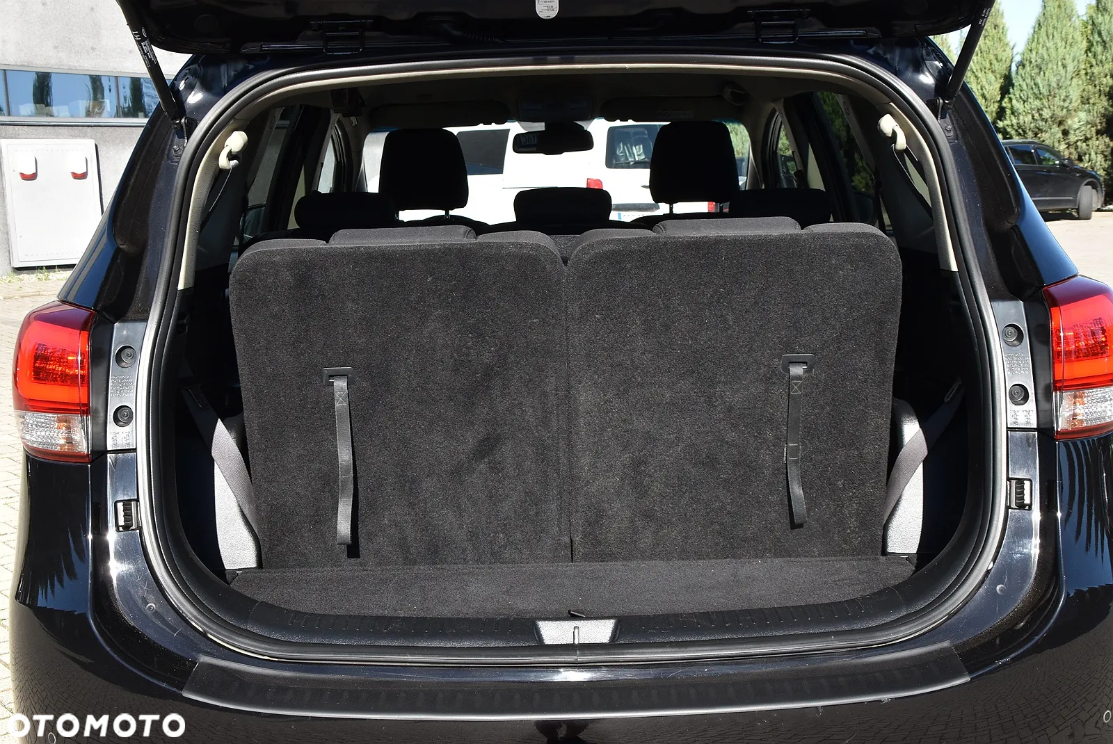 Kia Carens - 16