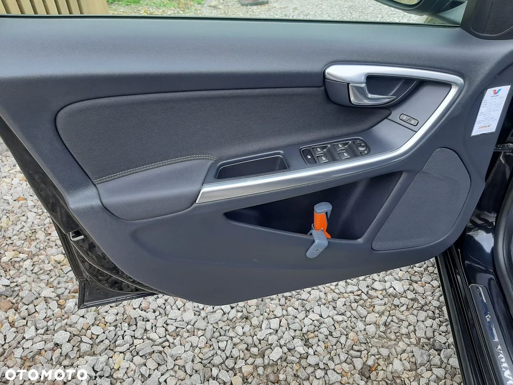 Volvo V60 D2 Momentum - 24