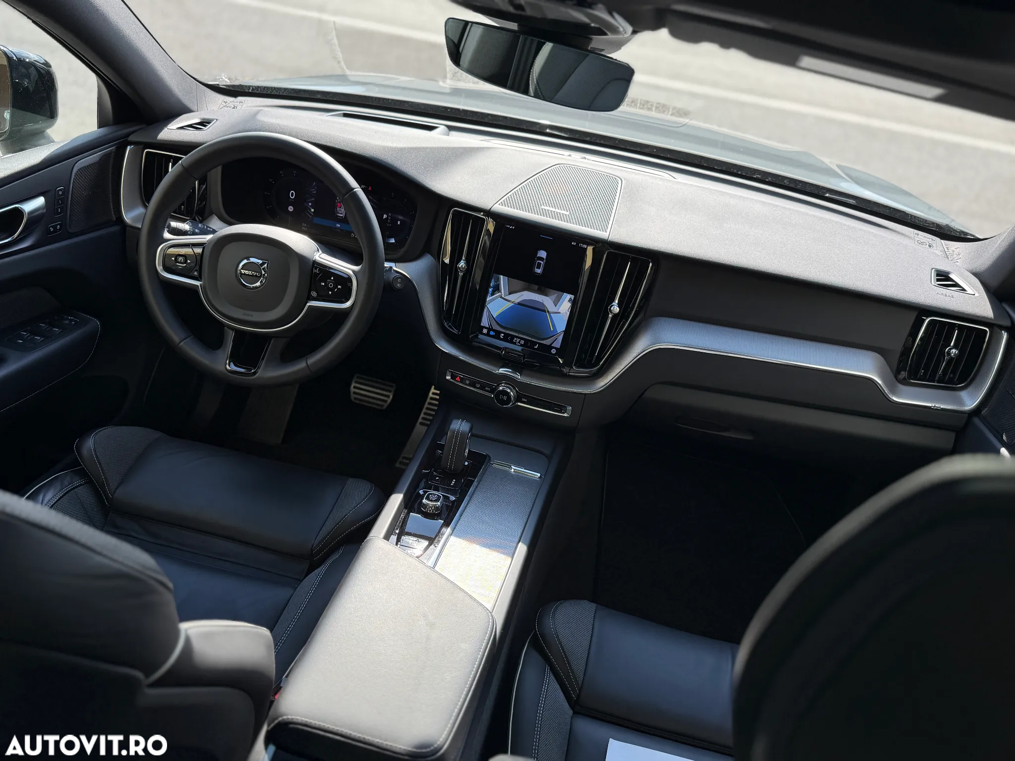 Volvo XC 60 B4 MHEV AT8 AWD R-Design - 29