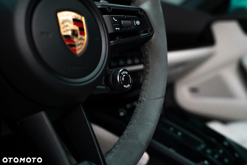 Porsche 911 Carrera 4 GTS - 11