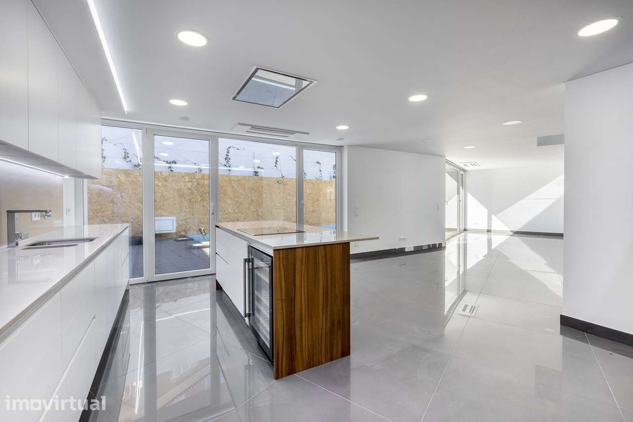 LUXUOSA MORADIA T4+1 COM PISCINA E GARAGEM EM LAGOS - Grande imagem: 2/48