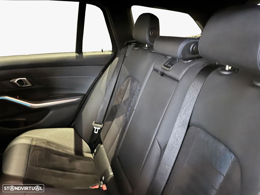 BMW 320 e Pack Desportivo M Auto - 13
