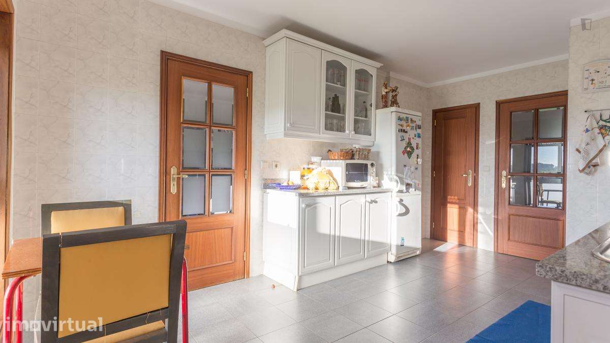 Quarto - localizado em São Mamede de Infesta Porto - Grande imagem: 3/33