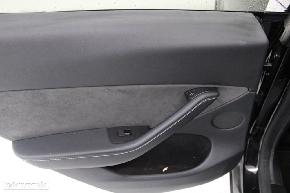 Tesla Model Y Performance AWD - 13