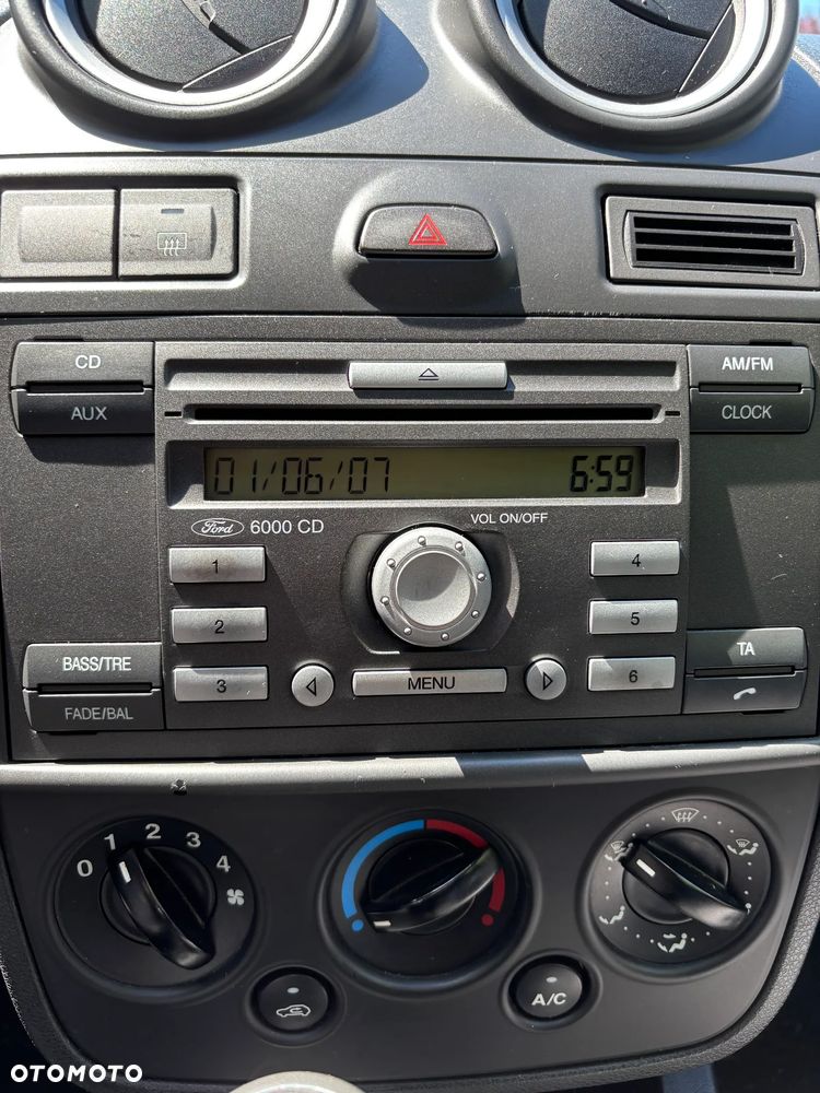 Ford Fiesta 1.3 Ghia - 10