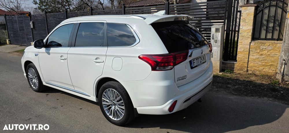 Mitsubishi Outlander 2.4 4WD Plus - 2