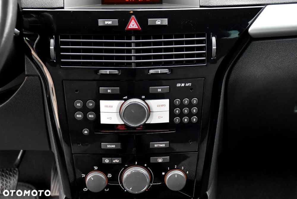 Opel Astra 1.6 Black&White - 26