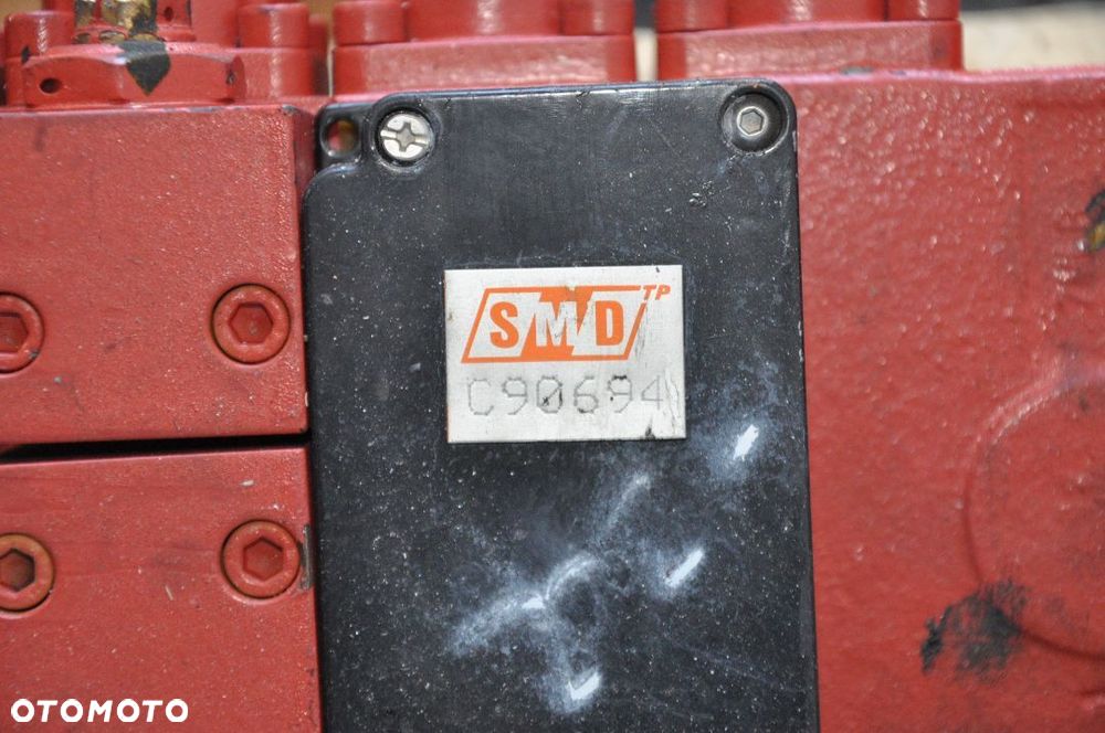 ROZDZIELACZ HYDRAULICZNY MANITOU SMD C90694 - 3