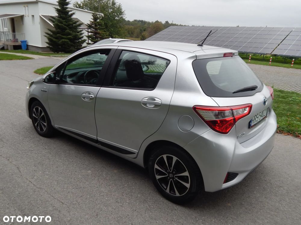 Toyota Yaris Hybrid 100 Premium - 13