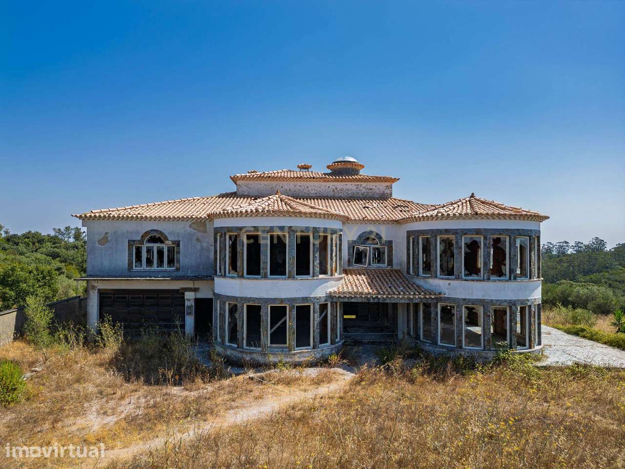 Terreno com área  5.359m2  tendo uma construção inacabada e elevado po - Grande imagem: 5/33