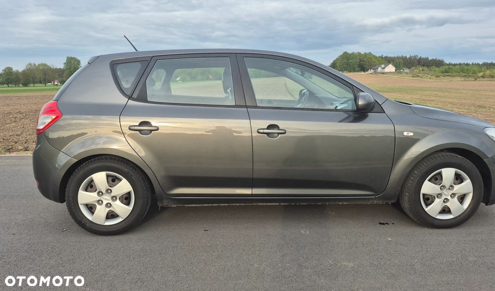Kia Ceed - 10