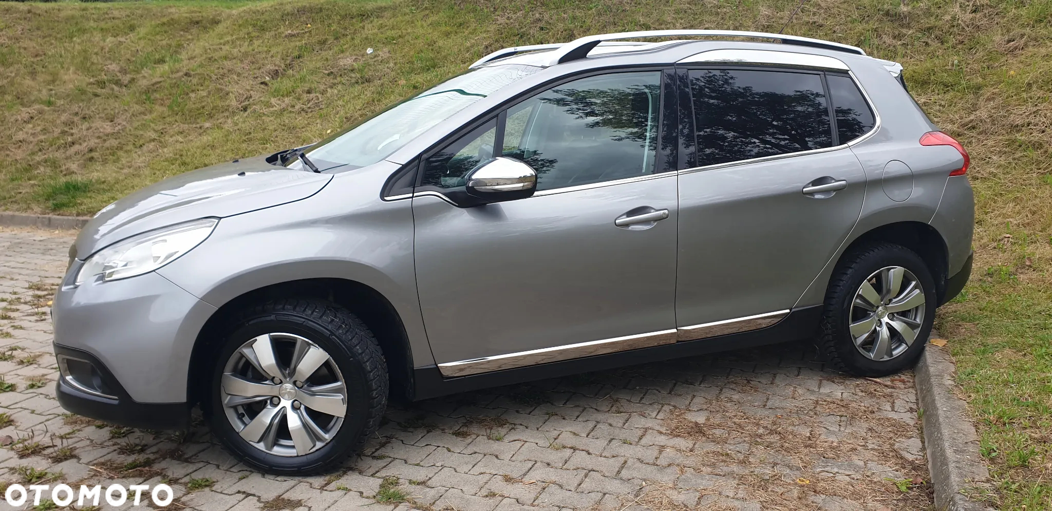 Peugeot 2008 1.6 e-HDi Allure S&S - 11