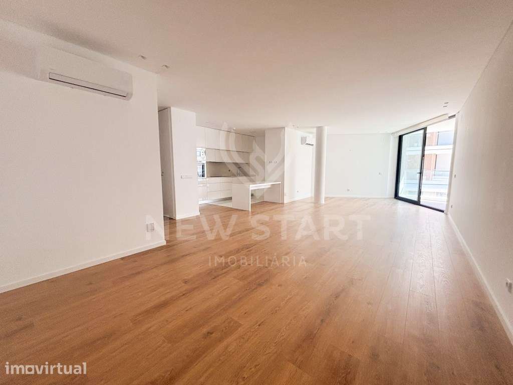 Apartamento T2 Moderno com Varanda e Piscinas no Condomínio Del Mar... - Grande imagem: 2/21