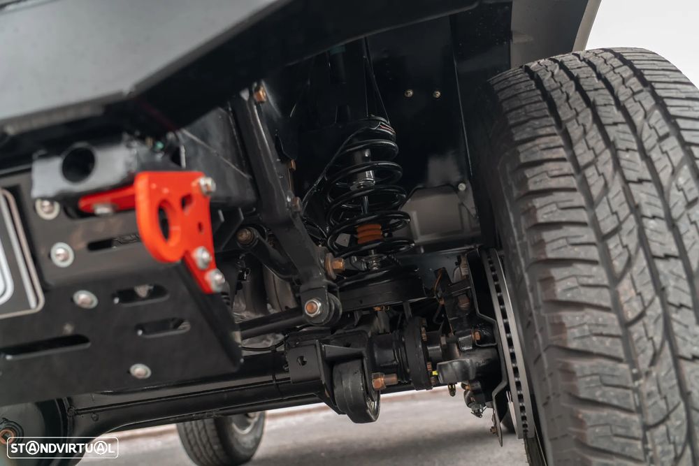 Land Rover Defender - 13