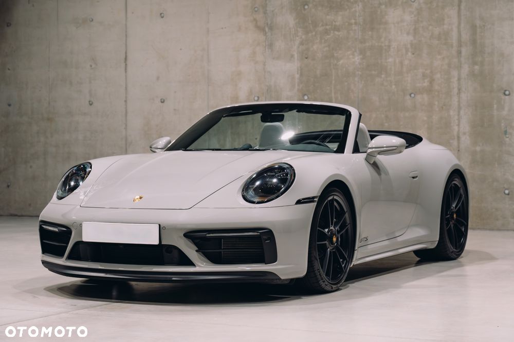 Porsche 911 Carrera 4 GTS - 13