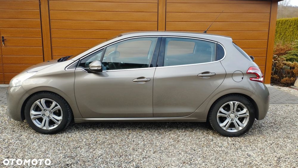 Peugeot 208 - 1