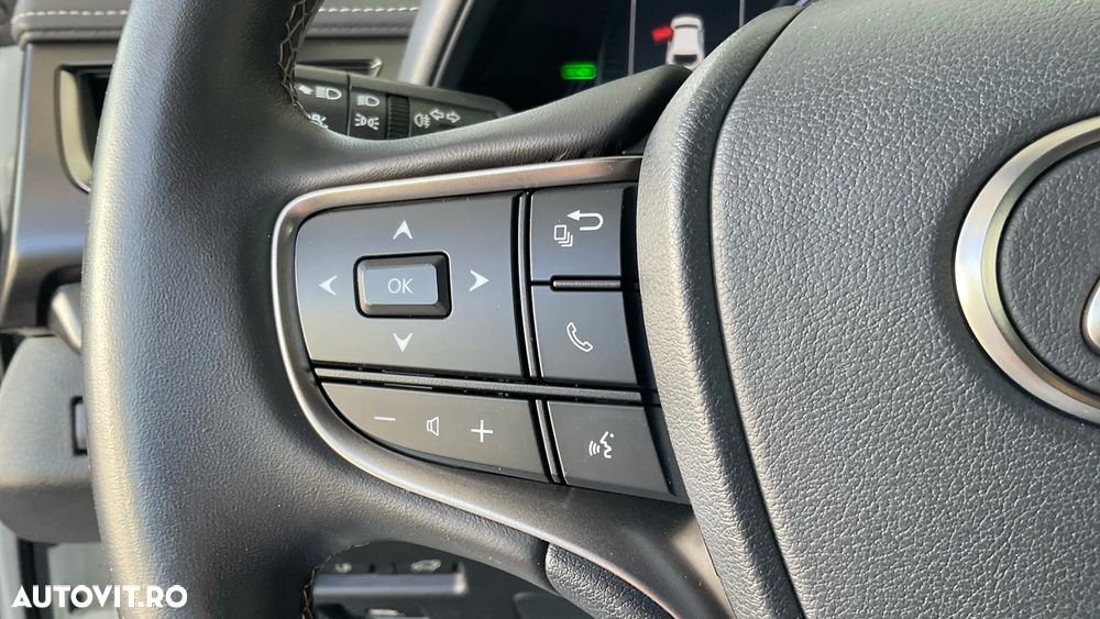 Lexus UX 250h FWD Executive - 32