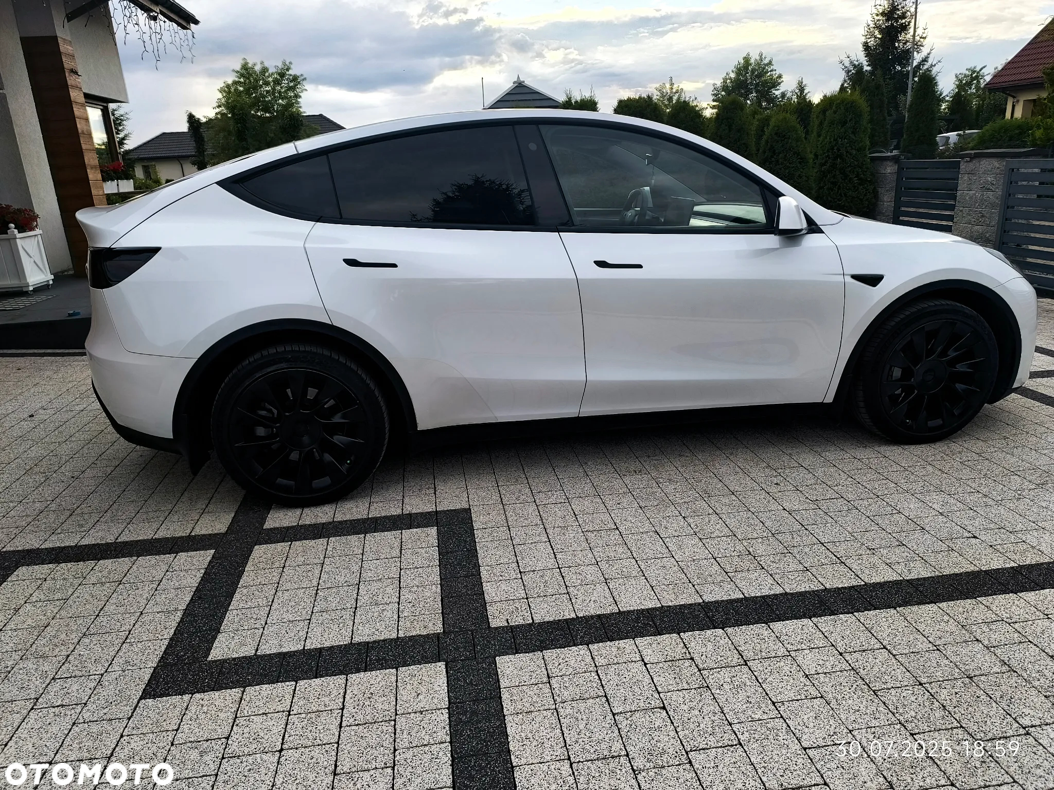 Tesla Y Long Range AWD - 10