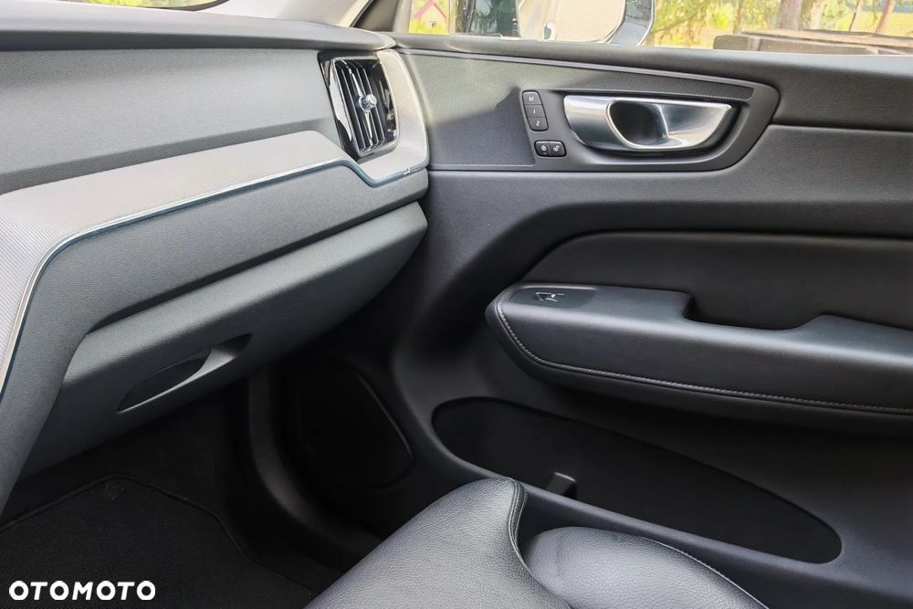 Volvo XC 60 B4 D AWD Plus Dark - 30