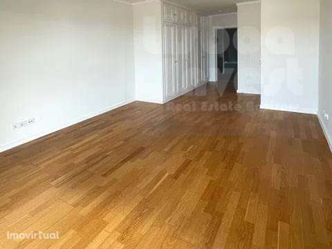 Arrendo T2 com 2 Lugares de Garagem Condominio Nova Campolide - Grande imagem: 2/24